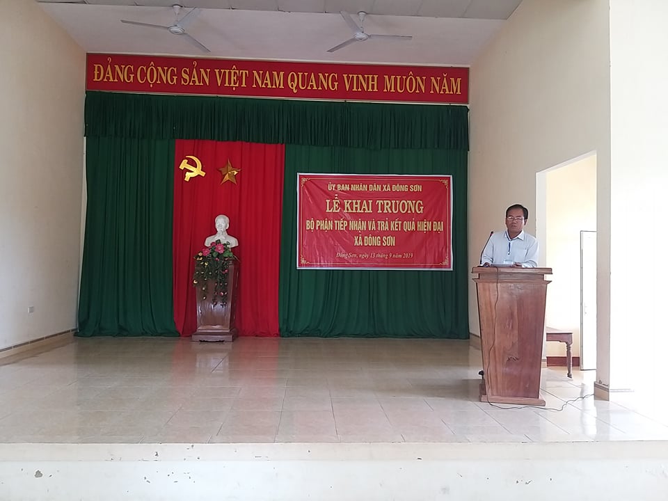 Đồng chí A Viết Minh, Chủ tịch UBND xã thông qua báo cáo tại Lễ khai trương